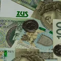 Jeszcze w marcu 1269 zł od ZUS! Od kwietnia stawki idą w górę: Wystarczy złożyć wniosek!