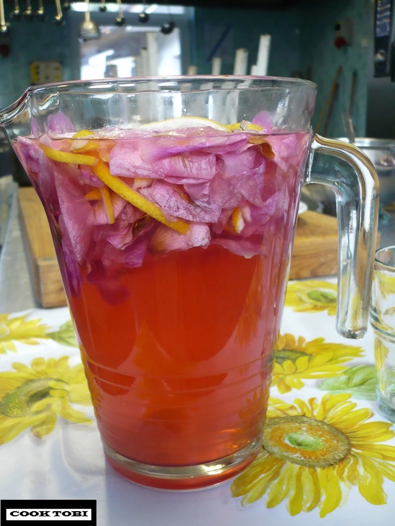 Lemoniada RÓŻANA z płatkami róży