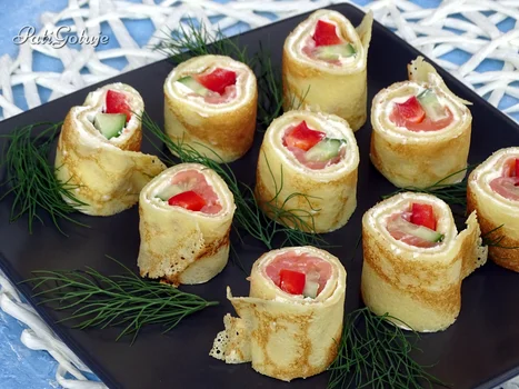 Naleśnikowe roladki z wędzonym łososiem