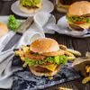 Burger Jack Daniels z krążkami cebulowymi