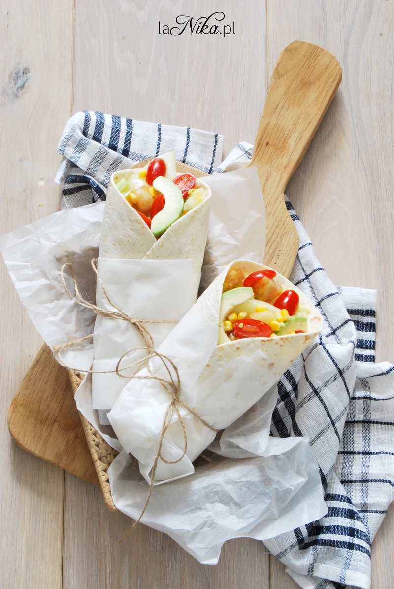 Wiosenna tortilla pełna owoców i warzyw