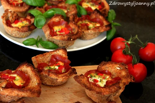 Tostowe muffinki z salami, jajkiem i serem