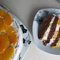 Tort śmietankowy z brzoskwiniami