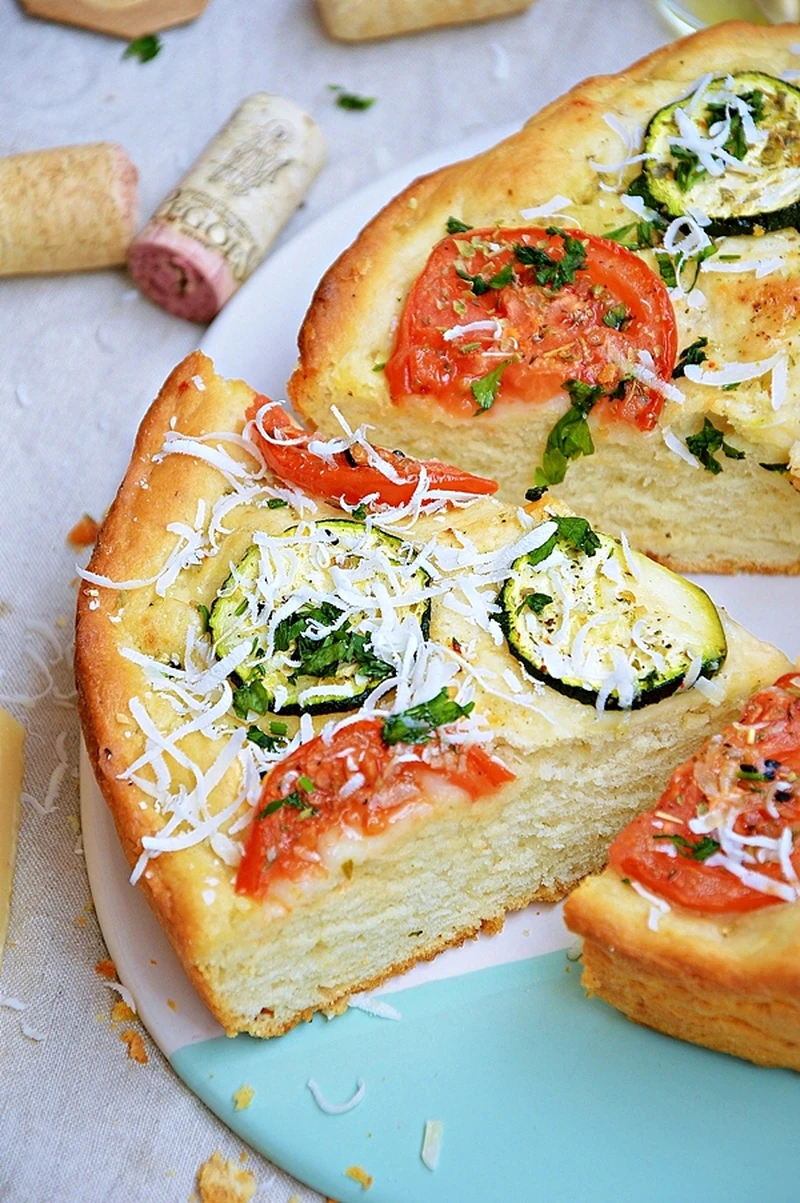 Focaccia z pomidorem i cukinią