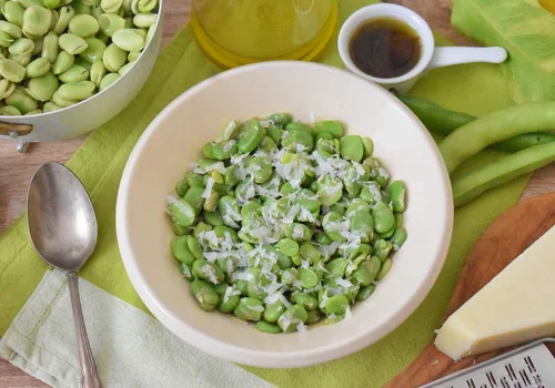 Włoska sałatka z bobem i pecorino