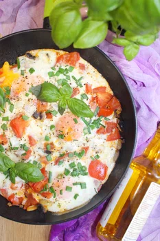Śniadaniowa patelnia – Jajka sadzone na pieczarkach i pomidorach