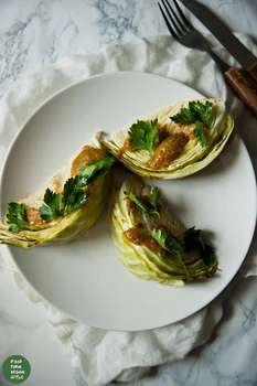 Pieczona młoda kapusta z sosem curry