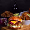 Burgery z szarpaną wieprzowiną, coleslawem, sosem kolendrowym z jalapeño i marynowaną cebulą - food²