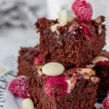 Brownie z białą czekoladą i malinami