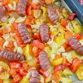Kiełbasa pieczona z warzywami - tani przepis na obiad dla każdego