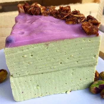 PISTACJOWY SERNIK NA ZIMNO Z ZIELONĄ HERBATĄ MATCHA