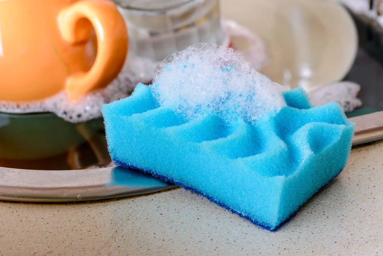 Jeżeli używasz gąbeczki do mycia naczyń to musisz to wiedzieć!