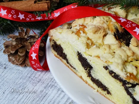 Drożdżowy warkocz makowy