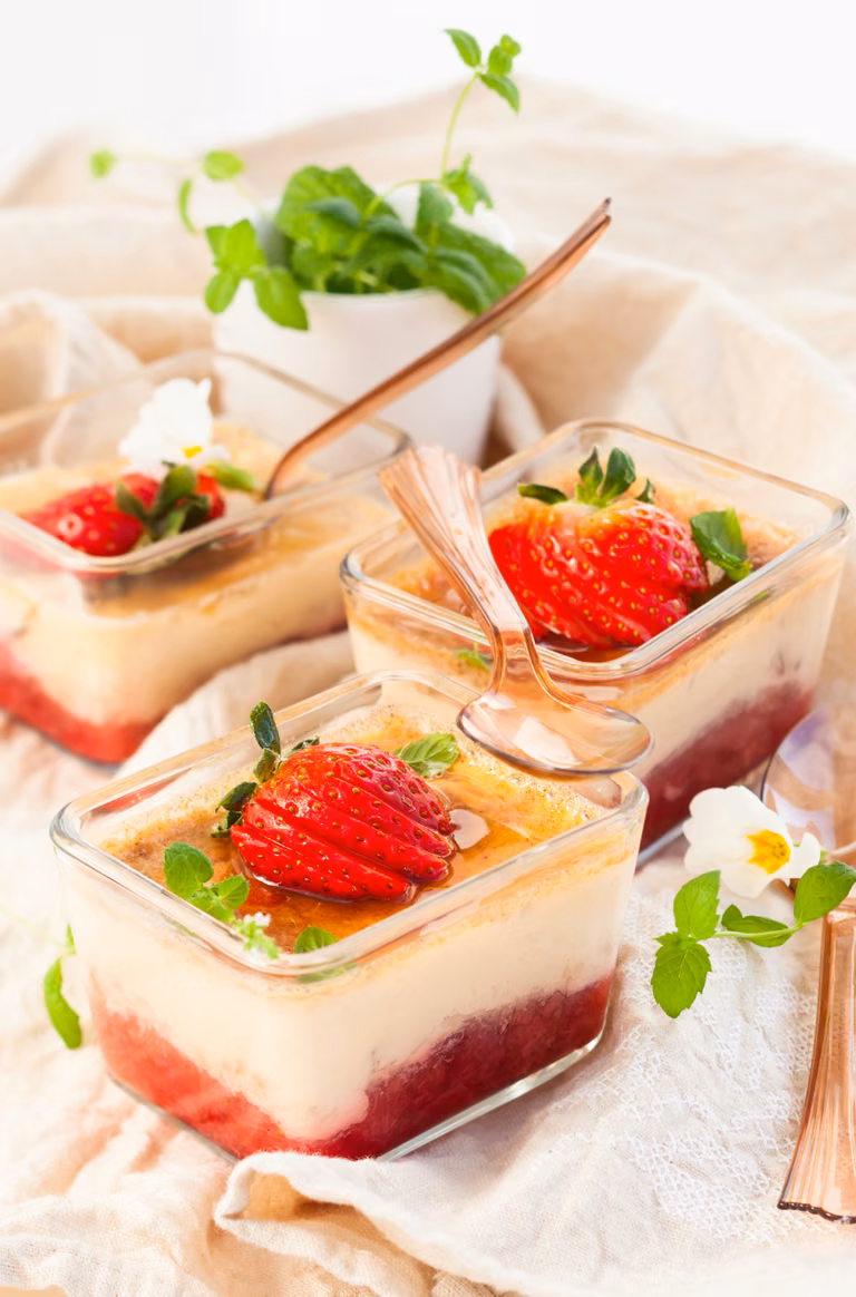 Delikatny krem, karmelowa skorupka i owocowa niespodzianka! Klasyczny creme brulee w nowej odsłonie!
