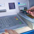 Koniec z kartami w bankomatach? Technologia NFC zmienia sposób wypłat