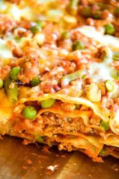 Mięsna lasagne z sosem pomidorowym, serami i warzywami