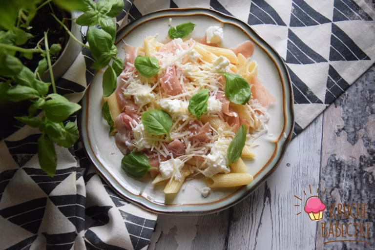 PROSTY MAKARON Z RICOTTĄ I SZYNKĄ PARMEŃSKĄ DONNY HAY