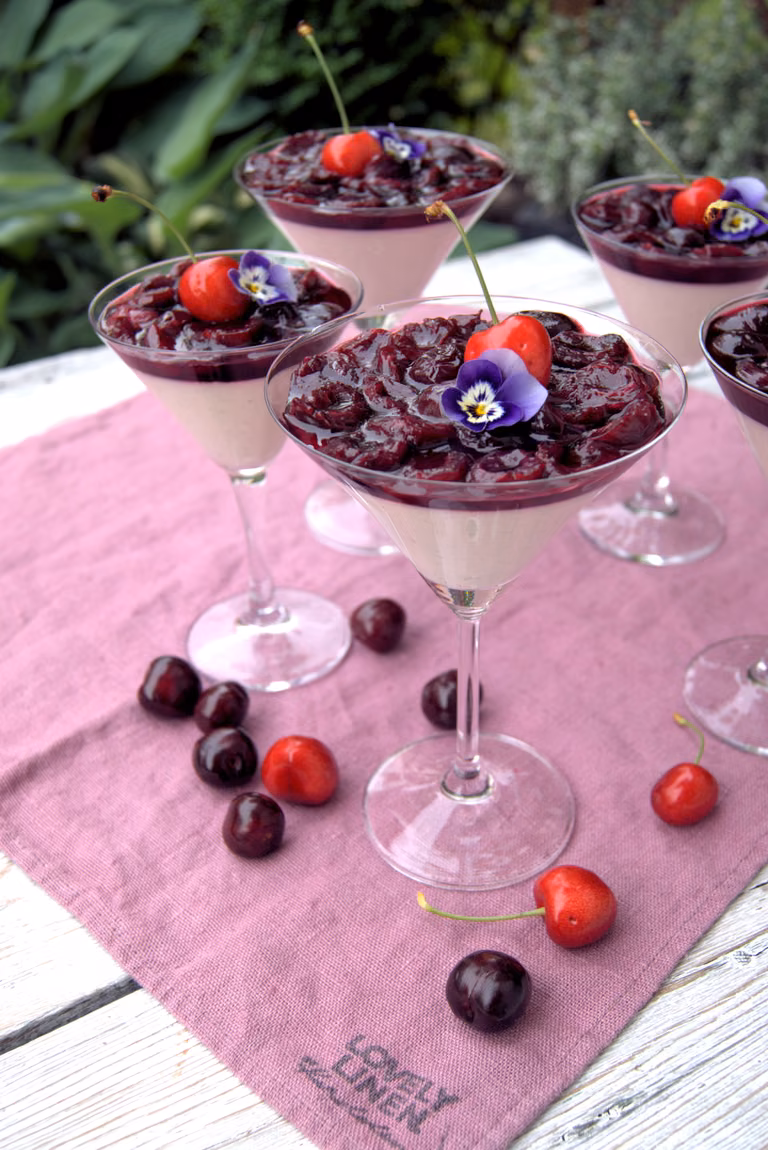 Panna Cotta z czereśniami w syropie z kwiatów cazrnego bzu