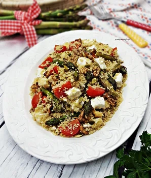 SAŁATKA Z KASZĄ KUSKUS, GRILLOWANYMI SZPARAGAMI, POMIDORKAMI I FETĄ