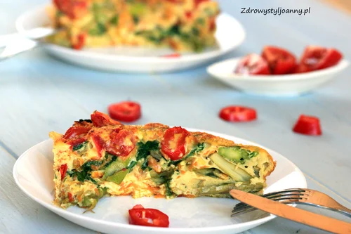 Frittata  ze szparagami, pomidorem i szpinakiem.