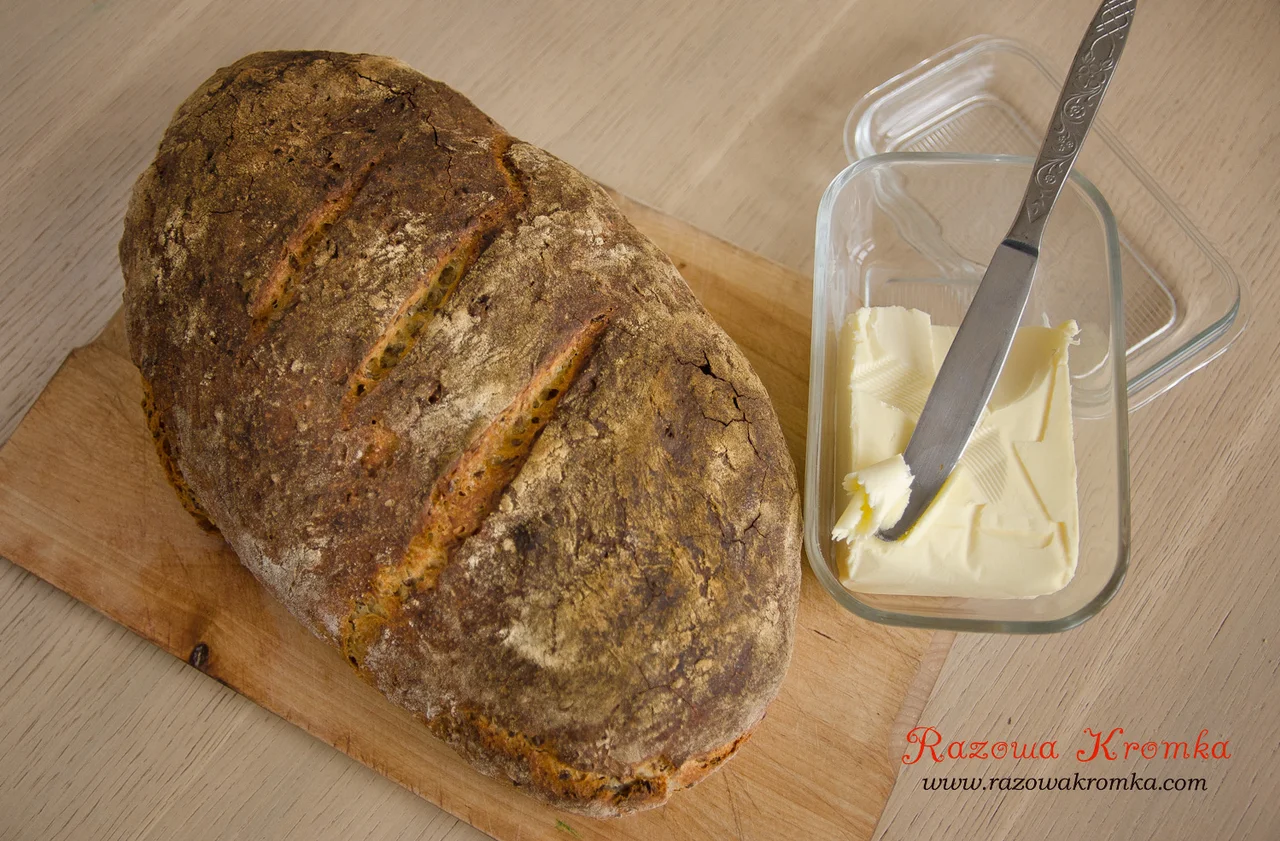 Chleb na zakwasie z siemieniem lnianym i namoczonym czerstwym chlebem