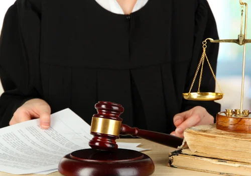 Rozwód nie jest dla sądów pilną kwestią! Zamiast przyspieszyć sprawę, będą dążyć do trwania małżeństwa