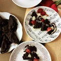 Czekoladowe pierogi z truskawowym twarożkiem i polewą karmelową