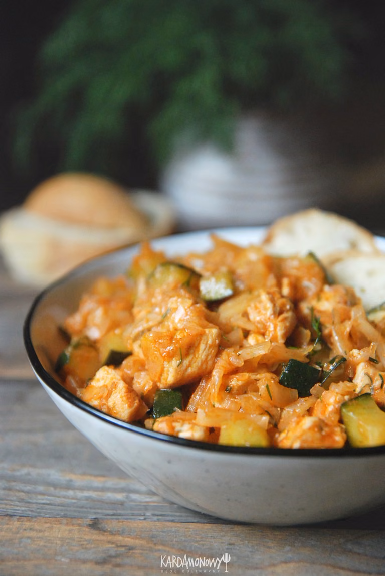 Bigos z cukinią i kurczakiem – Kardamonowy