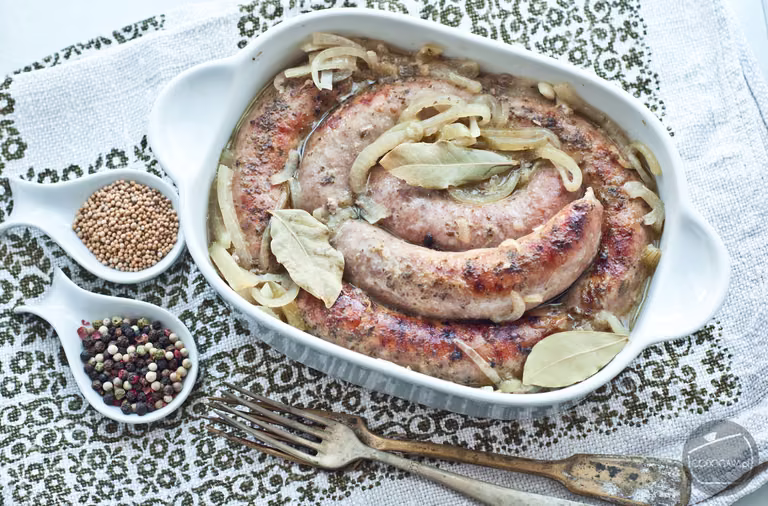 biała kiełbasa pieczona w piwie