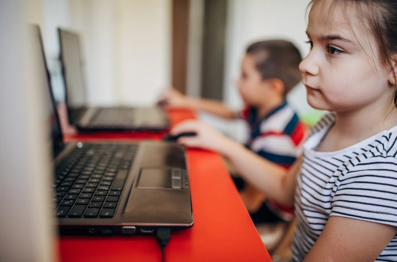 Zamieszanie z naklejkami na darmowych laptopach dla uczniów! Ministerstwo wyjaśnia!