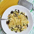 Spaghetti z jajkiem i oliwkami