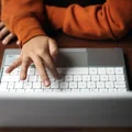 Darmowe laptopy dla uczniów klas IV! Wiemy, kiedy dzieci otrzymają urządzenie elektroniczne.
