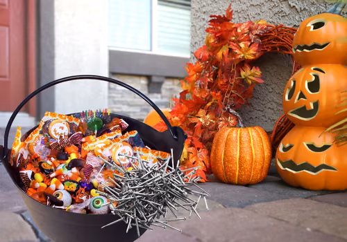 Halloweenowa zabawa zamieniła się w koszmar! Dzieci znalazły ostre przedmioty w słodyczach!