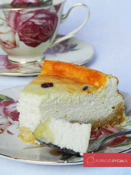 Puszysty sernik z żurawiną