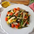 Makaron paglia e fieno z pieczonymi szparagami, pomidorkami i czarnymi oliwkami
