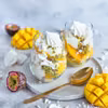 Bezowy deser: eton mess z mango i marakują