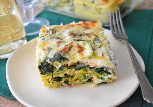 Lasagne z porami, wędzonym łososiem i szpinakiem