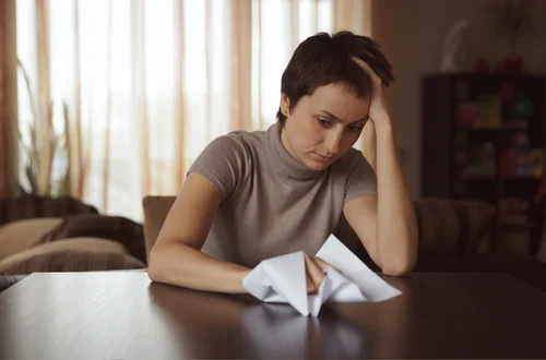 „Ojciec zmarł, a rodzina nikogo nie poinformowała. Po latach odkryłam, że podzielili spadek beze mnie” — pisze Katarzyna [LIST]