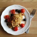 Makaron z kaparmai, oliwkami i pomidorkami cherry