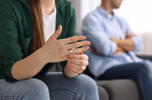 „On dowiedział się o mojej zdradzie i chce odwołać ślub – ale ja zrobiłabym wszystko, żeby to naprawić” – pisze Alicja [LIST]