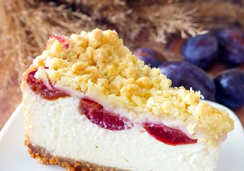 Sernik ze śliwkami na ciasteczkowym spodzie