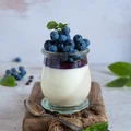 Panna cotta caffe latte z borówką amerykańską