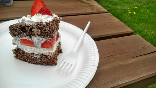 Czekoladowe ciasto z fasoli z bitą śmietaną i owocami