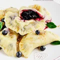 pierogi z jagodami z ciastem na śmietanie