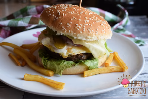 Burgery wołowe z jajkiem sadzonym i sosem czosnkowym