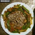 Fusilli z amarantusem, mango i groszkiem cukrowym