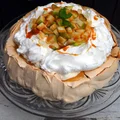 TORT BEZOWY Z GRUSZKAMI I KARMELEM