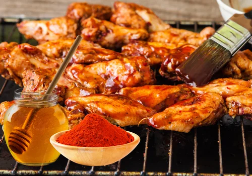 Tajemnica perfekcyjnych skrzydełek z grilla? Wszystko zależy od sosu!