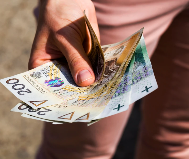 Ile średnio zarabia Polak? (Najnowsze dane GUS z 2022)
