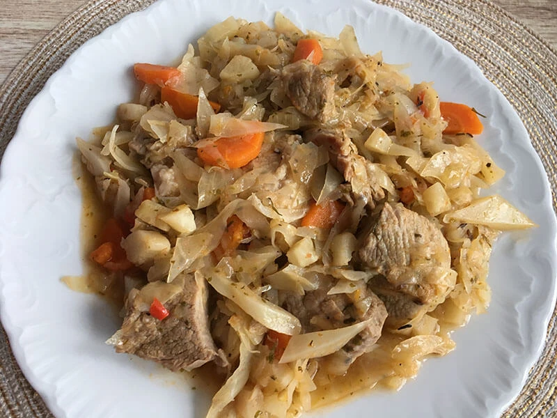 Łopatka duszona w kapuście